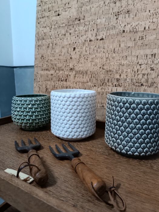 Três vasos com relevo