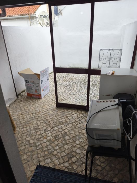 Casa pequena na Trafaria com quintal