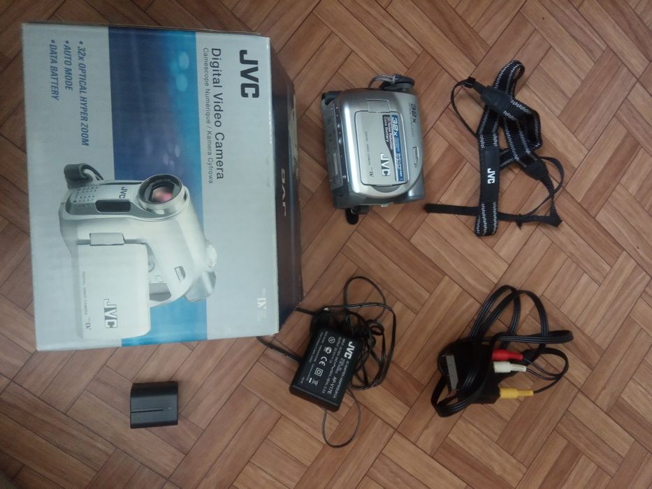 Видеокамера JVC GR-D320E