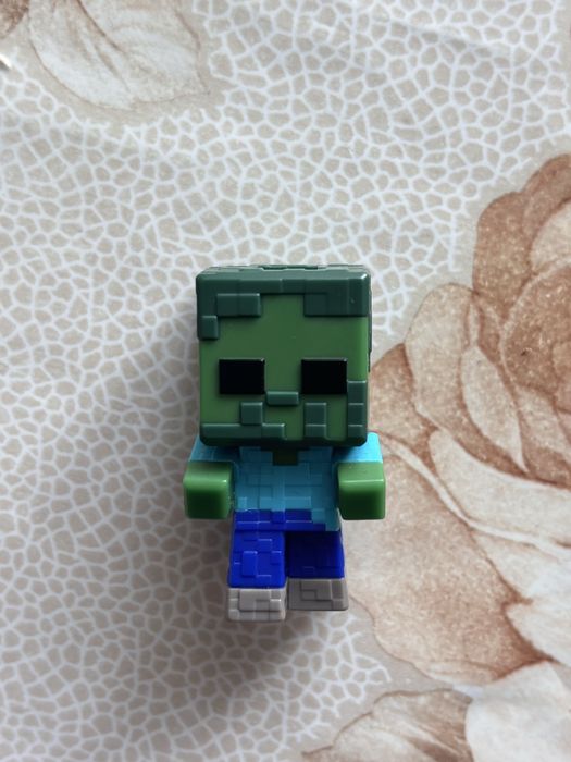продам фігурку зомбі з кіндера майнкрафт