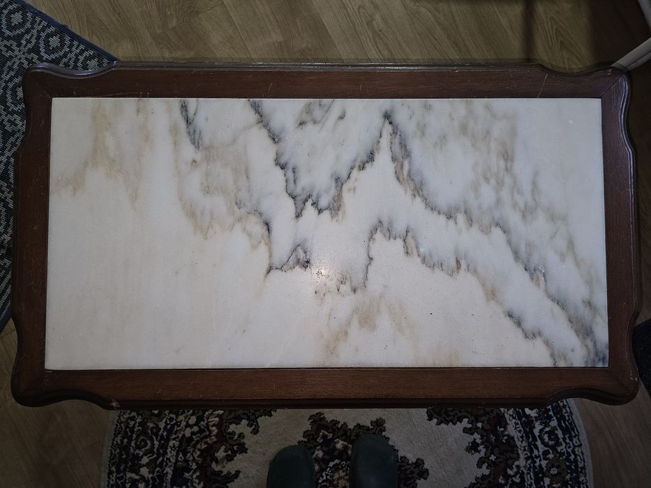 Mesa de centro antiga com tampo mármore