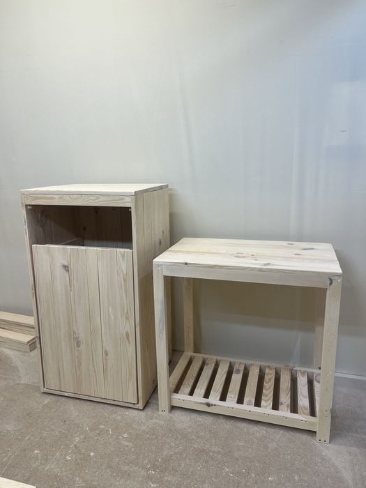 Стелажі , стійки для хліба або вина з дерева