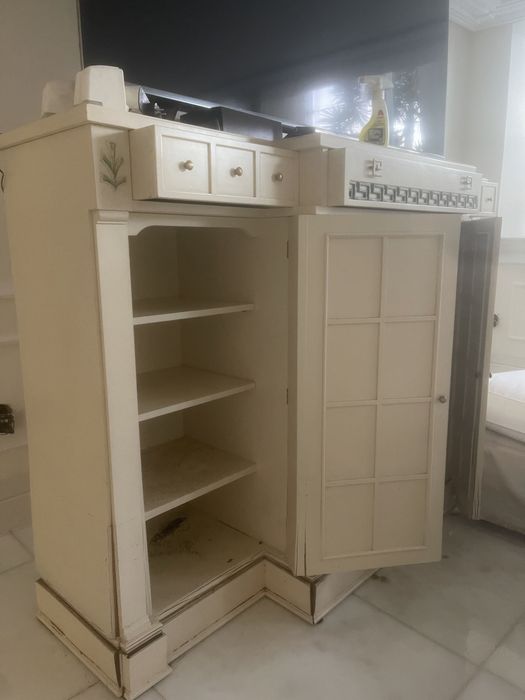 Varios moveis de sala de jantar e sala de estar
