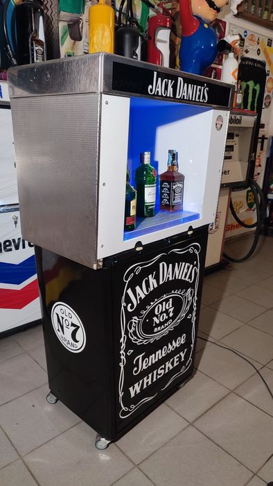 Bomba de gasolina / bar Jack Daniels