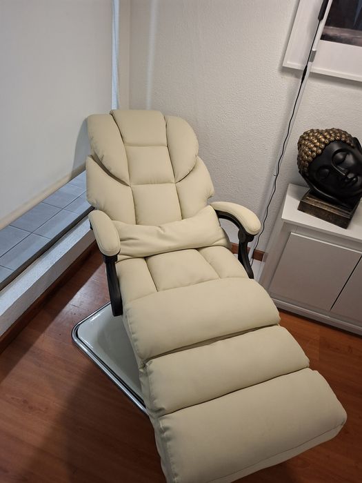 Poltrona crema faz marquesa