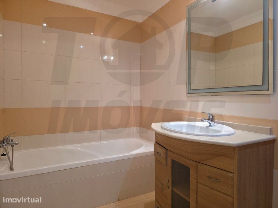 Apartamento T3 com Parqueamento - Urb. das Oliveirinhas - Samora Co...
