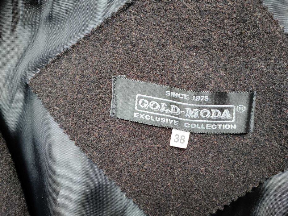 Krótki płaszczyk z kapturem.