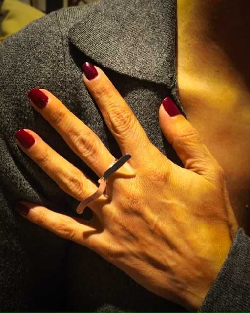 Anel com Design Minimalista de Onda Criativa