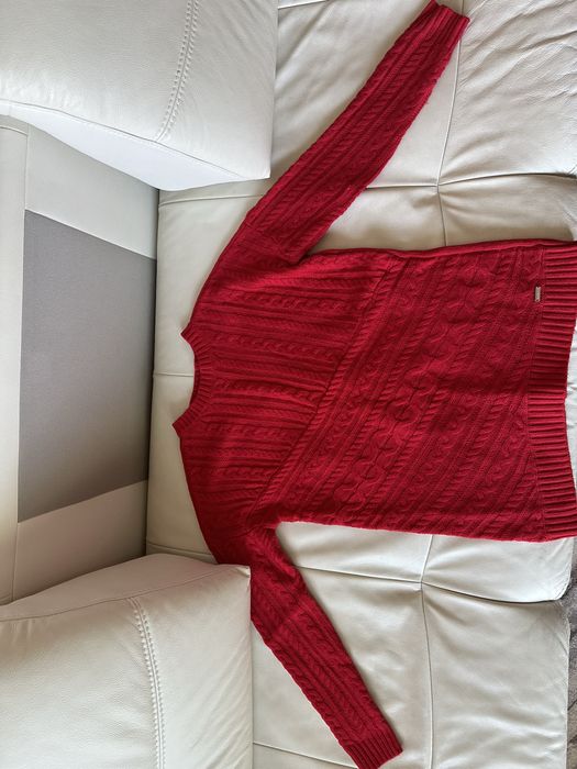 Czerwony sweter damski