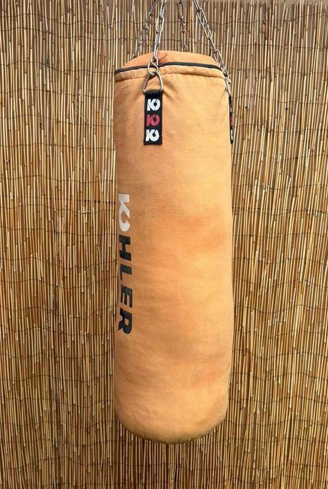 Saco de boxe, Kohler, feito em lona bege,  medidas 103X46 cm