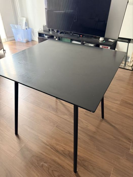 Mesa usada em bom estado para venda.