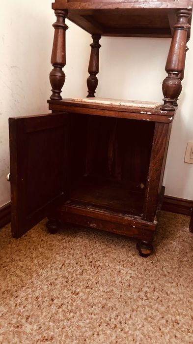 Mesa de cabeceira com tampo em marmore