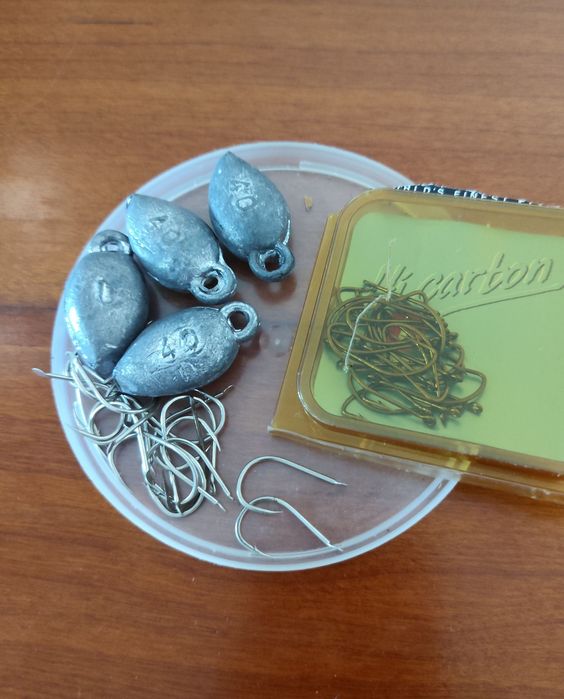 Cana de pesca com carreto e acessórios.