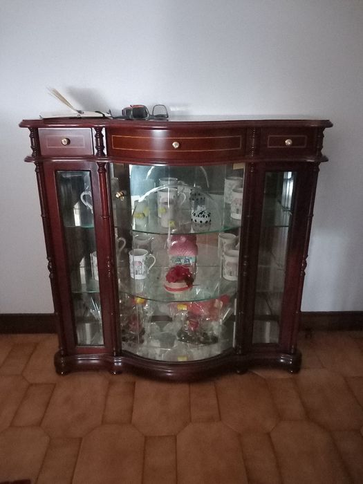 Vitrine em Raiz de Nogueira – Excelente Estado