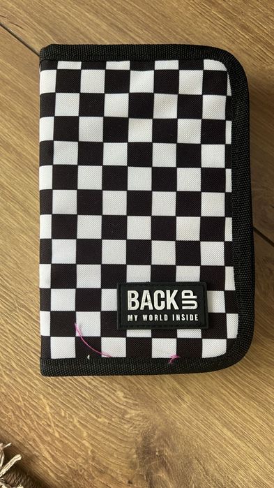 Piórnik szachownica Back up