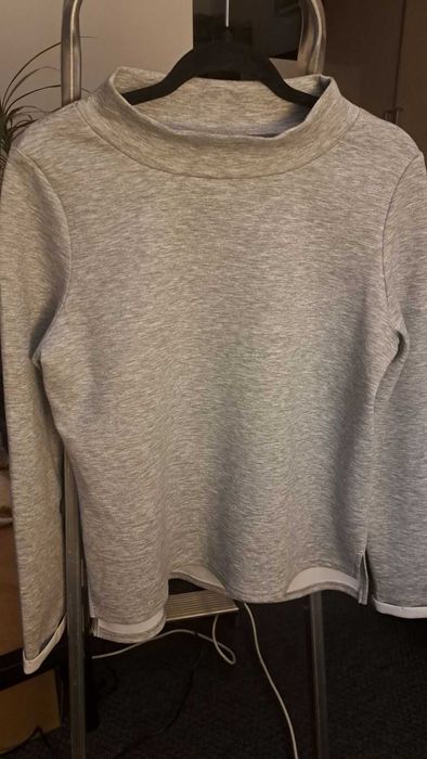 Szary cienki sweterek z grubego materiału. NKD Niemcy.