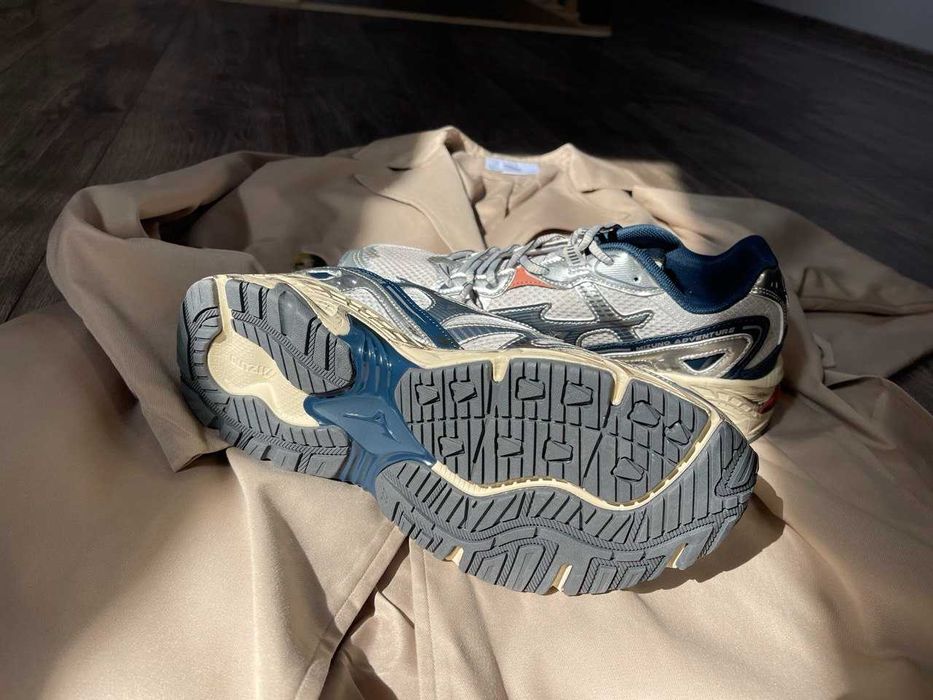 Топові зручні кросівки -  Mizuno Adventure Grey White