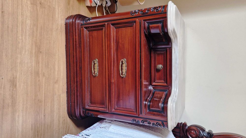 Mobília de quarto em madeira maciça de cerejeira em muito bom estado