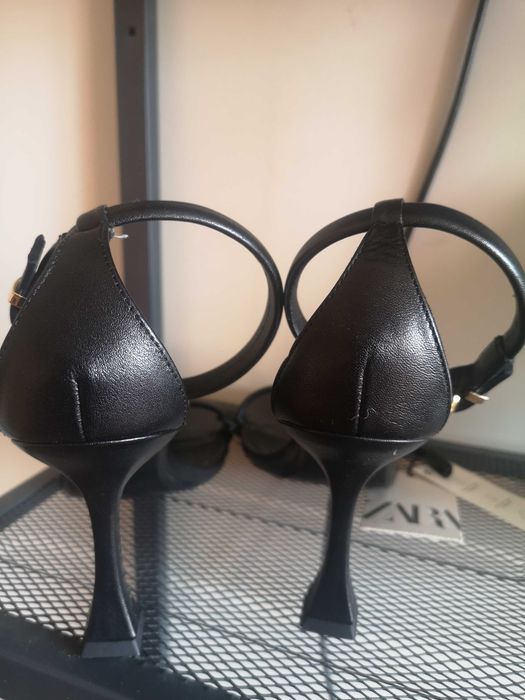 Vendo Sandália e bermuda zara,  nunca usado,  ganhei mais não serviu.