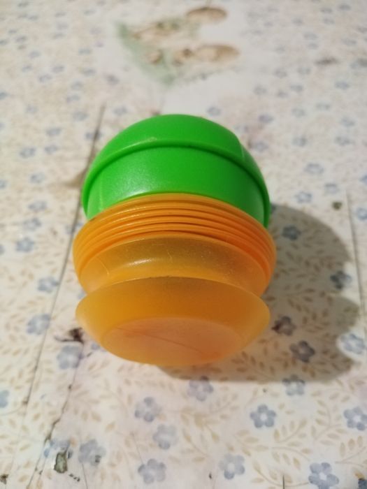 Vendo afia para lápis de cor verde e laranja