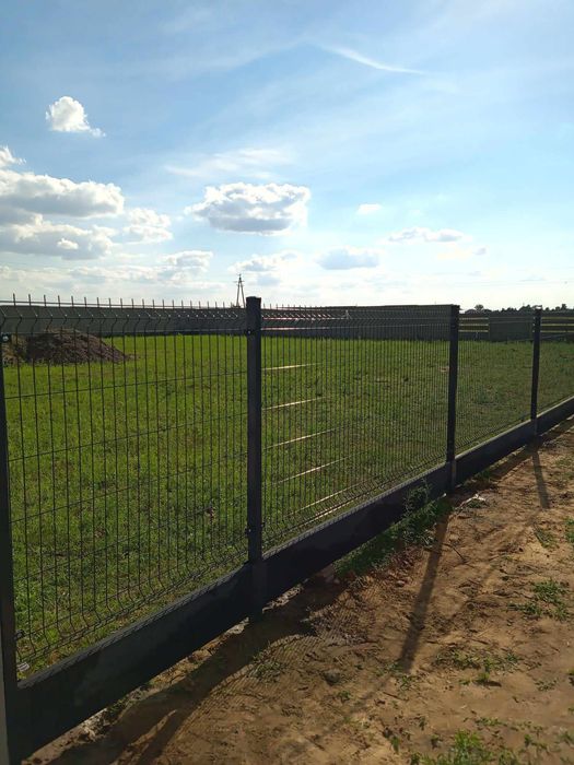 Montaż płotów panelowych betonowych siatki powlekanej leśnej