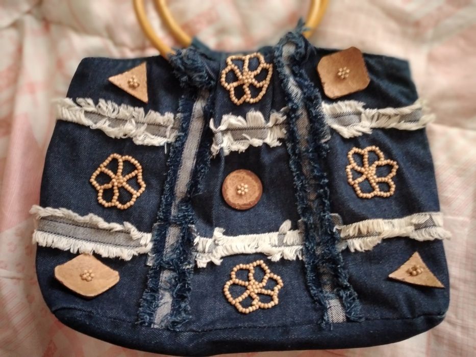 Carteira de ganga com aplicações de bambu