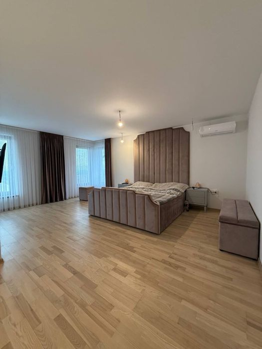 Продаж будинку з басейном та видом