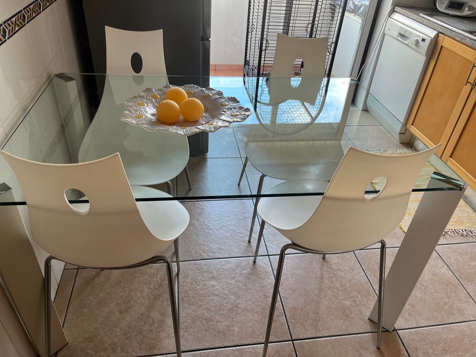 Mesa de cozinha e quatro cadeiras