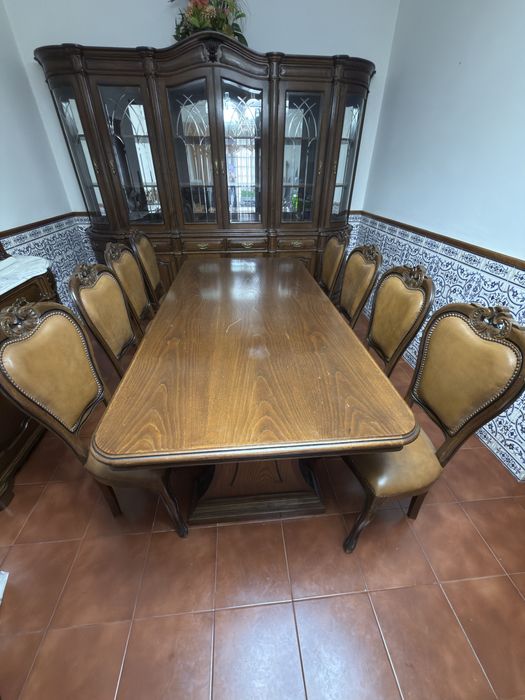 Mesa com 8 cadeiras