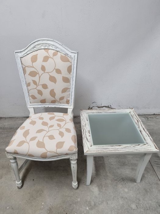 Cadeira antiga restaurada e mesa baixa