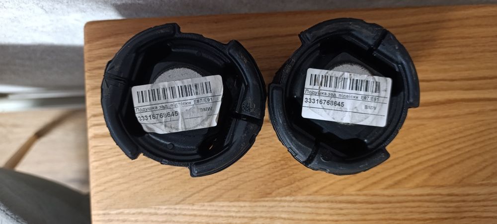 Подушка задньої підвіски.