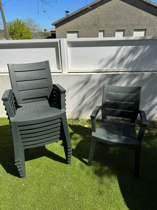 Conjunto Jardim -  Mesa verde com extensão + 8 cadeiras em bom estado.