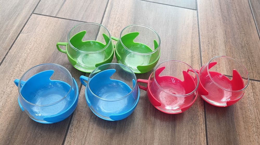 Filiżanki z plastikowymi uchwytami ufo PRL vintage szklane