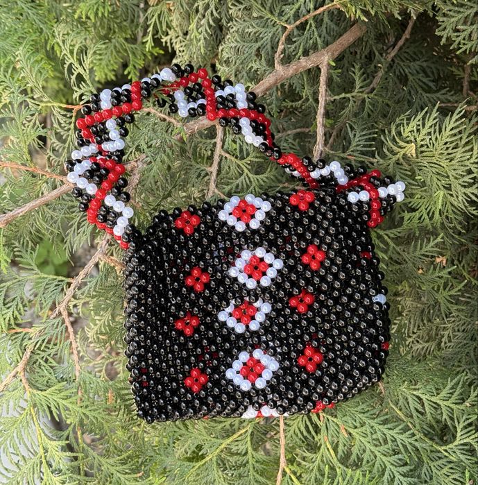 Сумочка з бусинок в стилі вишиванки