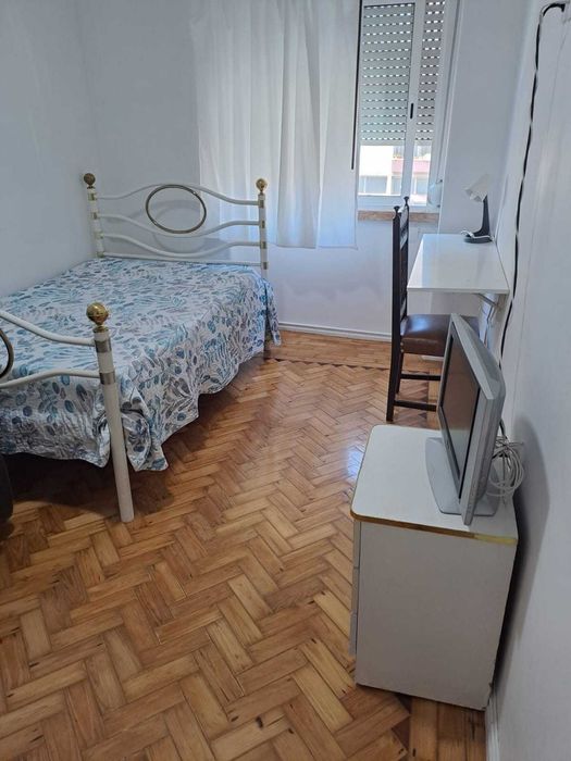 Quarto individual, em casa partilhada com mais 2 pessoas do sexo masculino