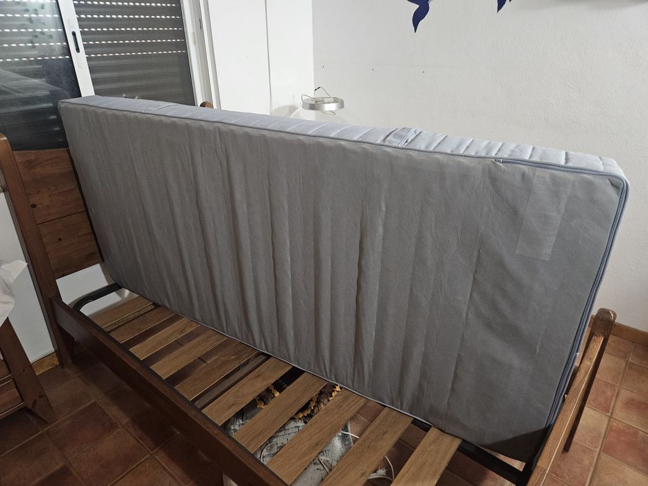 Cama e colchão semi novo