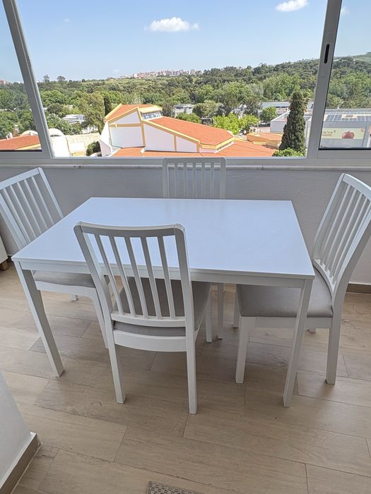 Conjunto mesa e 4 cadeiras