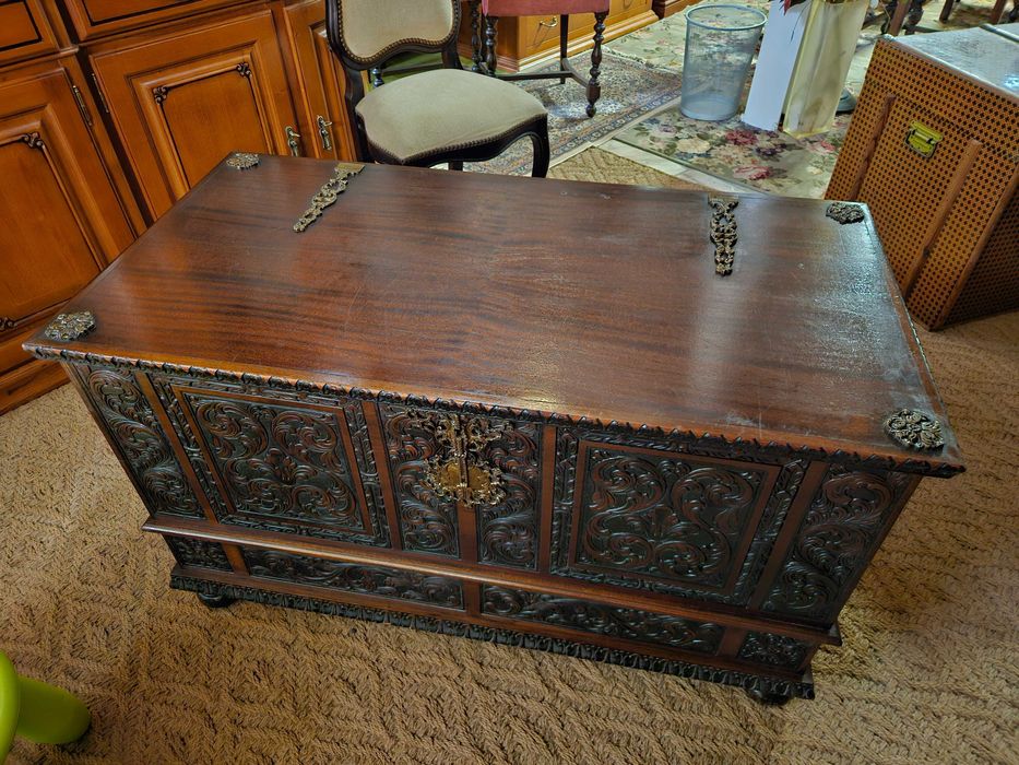 ARCA / Bau em madeira maciça trabalhada - óptimo estad