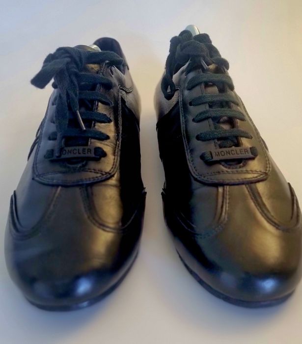 Sapatos pretos Moncler