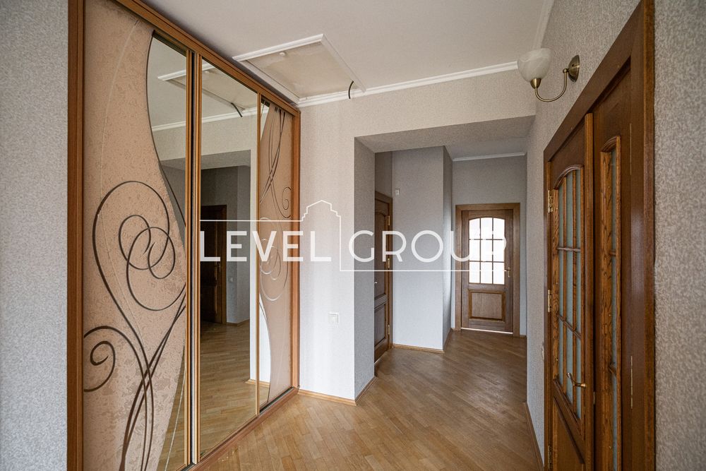 Зниження ціни.Київ. Продажа дома в КГ «Деснянський» 419 м². Без комісії. • Троещина •Левый берег •С Гаражом •С подвалом/цоколем