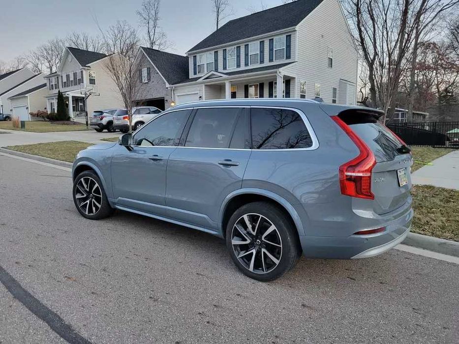 2022 Volvo XC90 T6 AWD Momentum