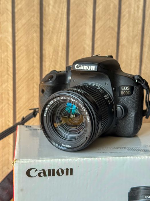 Продам фотокамеру canon EOS 800D