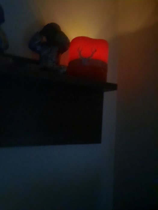 Vela vermelha com pilhas