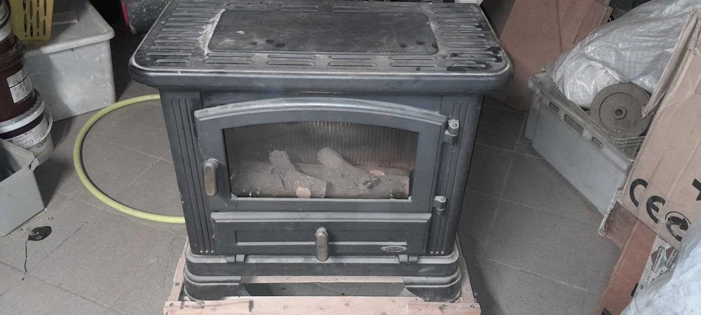 Kominek żeliwny wolnostojący