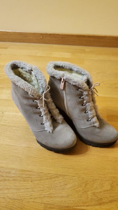 Теплі стильні черевички на танкетці