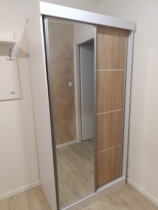 Szafa pojemna z lusterem