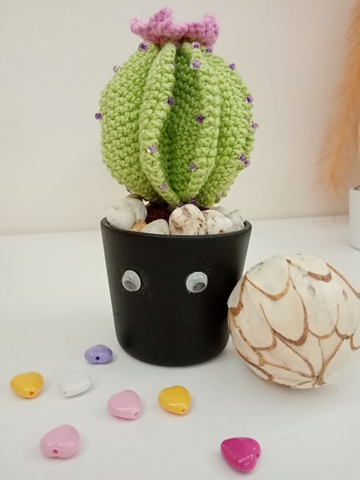 Bonecas feitas à mão com técnica AMIGURUMI.