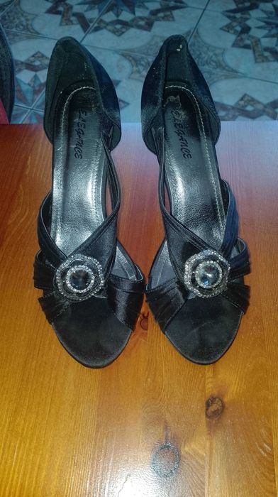 Buty na obcasie  z broszką