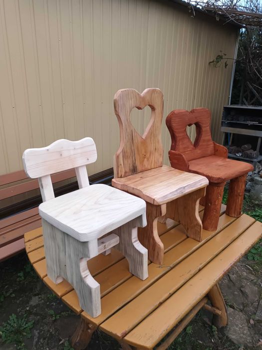 Ładne krzesełka drewniane