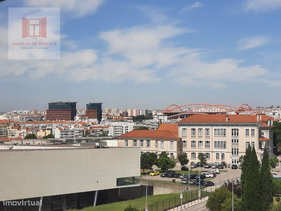 T2 c/ varandas, 1 lugar de estacionamento, junto estação de Benfica